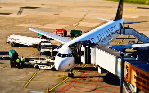 东航空姐下跪道歉：震惊内幕曝光，必须声援！