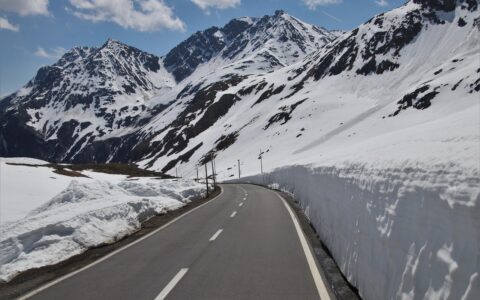 the side of the road, snow, mountains, the stage, steep, pass, asphalt, peak, nature, switzerland, high, array, the height of the, mountain, overlap, travel, perspective, the alps, scenery, silence, alpine, highway, a lot of snow, snow drifts, sunny day